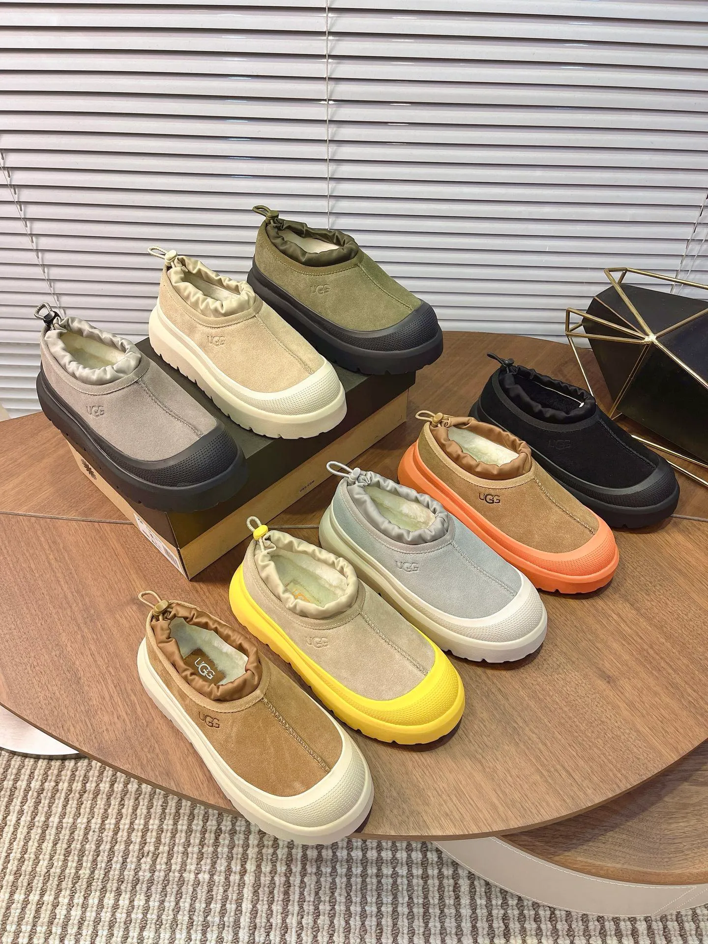 [UGG] P:500💰 Couple shoes Size: 35-44 [Wang Yibo's same style] UGG2025 new winter style Tasman fashion shoes for men and women 1144096 Ugg new fur shoes for autumn and winter, snow boots, same style for men and women ~ Handsome slip-on, lazy shoes, super easy to put on and take off ~ Suede cowhide fabric ~The soles are molded from original soles, not cheap rubber foam, but made of modern material. The characteristics of this material are that it is light, wear-resistant and non-slip. The outsole has a clear logo imprint, which is comparable to that of a store~